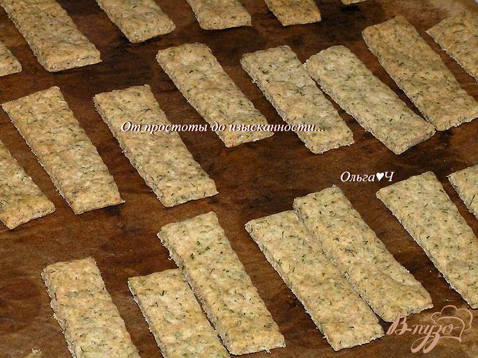 Фото приготовление рецепта: Ржаные хлебцы с укропом шаг №5