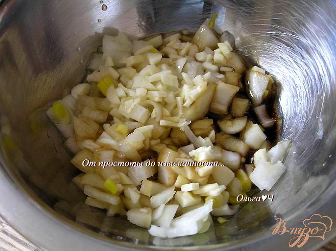 Фото приготовление рецепта: Белый амур в чесночно-луковом маринаде шаг №2