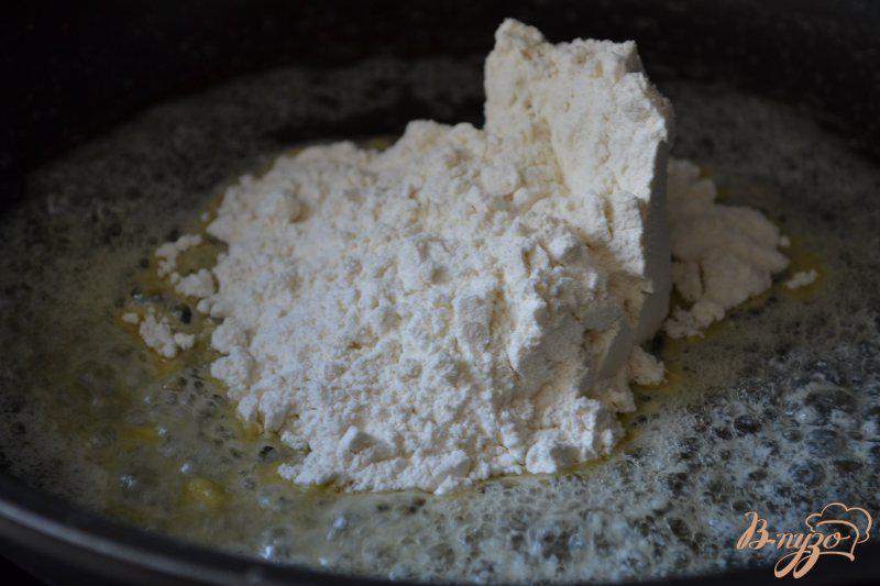Фото приготовление рецепта: Пирог  из хлебного теста с ревенем шаг №4