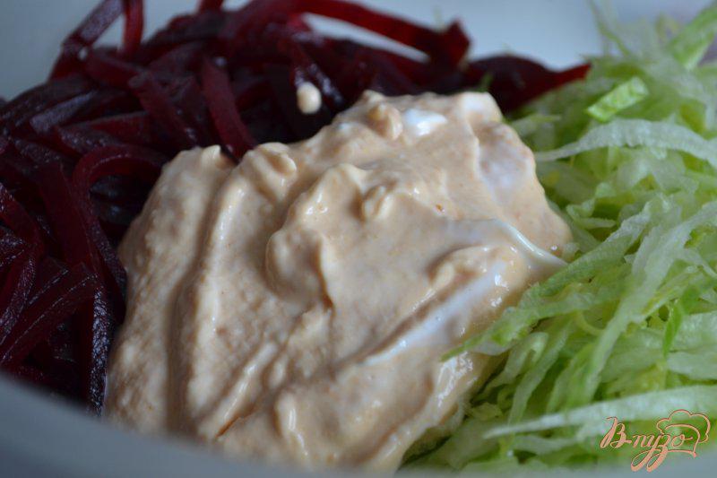 Фото приготовление рецепта: Салат со свеклой и салатной капустой шаг №4