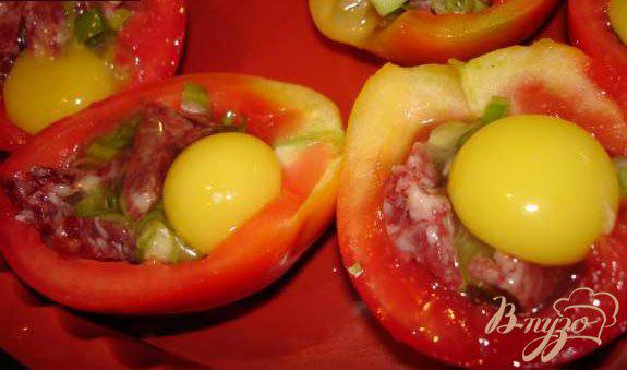 Фото приготовление рецепта: Запеченые в помидорах яйца шаг №3