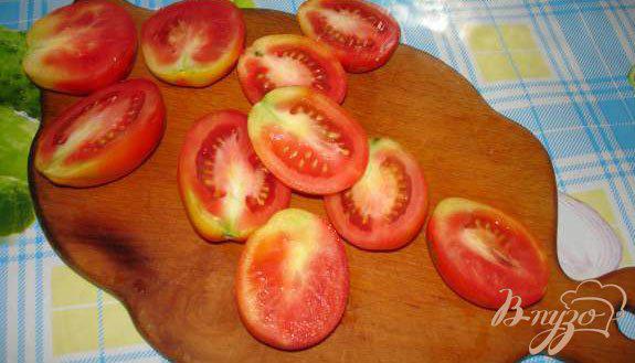 Фото приготовление рецепта: Запеченые в помидорах яйца шаг №1