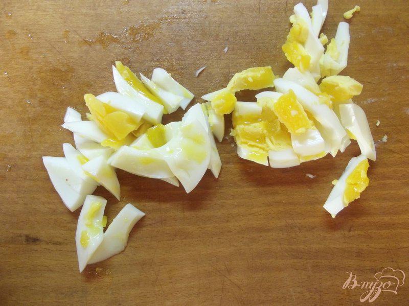 Фото приготовление рецепта: Закусочный салат из яиц, соленых огурцов и редиса шаг №3