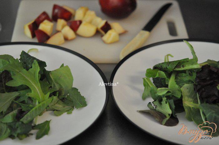 Фото приготовление рецепта: Салат с яблоком и миндалем шаг №1