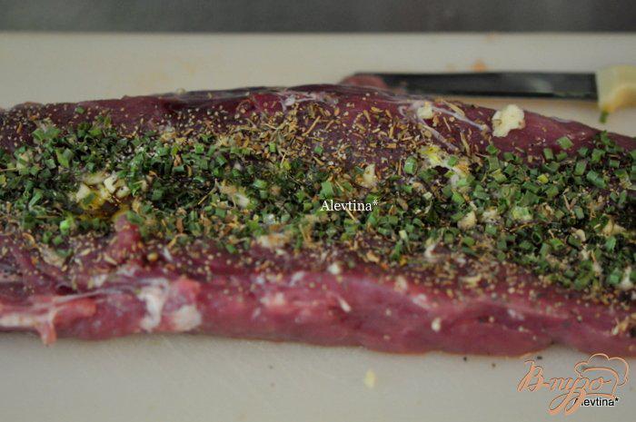Фото приготовление рецепта: Свинина с чесночной-луковой начинкой шаг №2