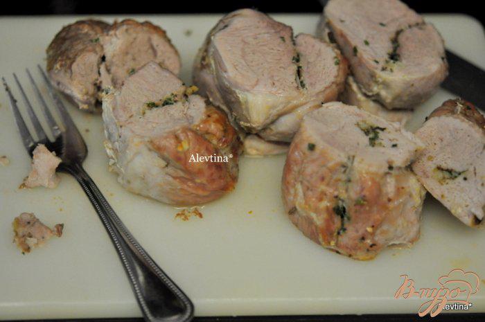 Фото приготовление рецепта: Свинина с чесночной-луковой начинкой шаг №4