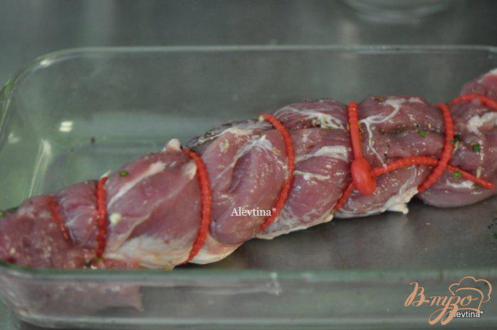 Фото приготовление рецепта: Свинина с чесночной-луковой начинкой шаг №3