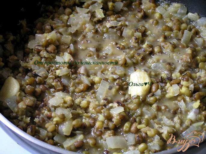 Фото приготовление рецепта: Чебуреки с машем и картофелем шаг №5