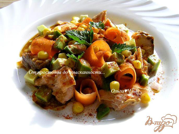 Фото приготовление рецепта: Салат с лососем-гриль, морковью и авокадо шаг №6