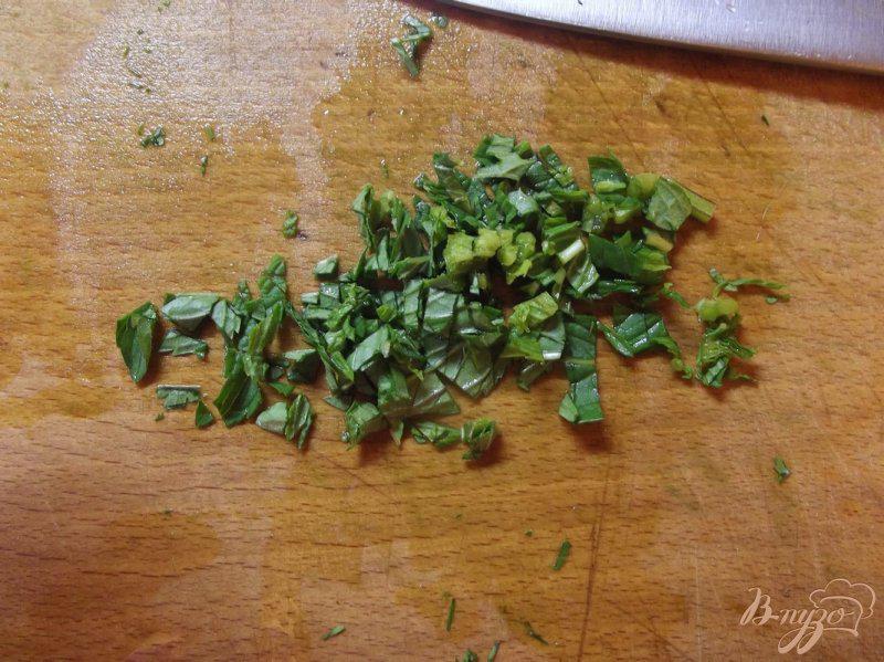 Фото приготовление рецепта: Мятный салат с крапивой шаг №3