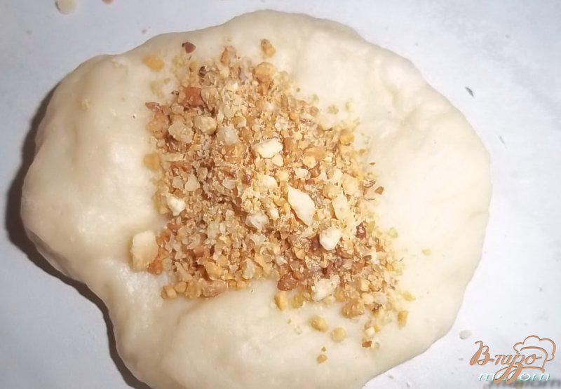 Фото приготовление рецепта: Пирог с карамельно-ореховой посыпкой шаг №6