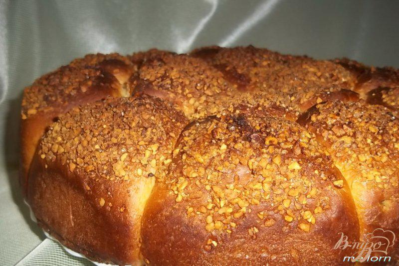 Фото приготовление рецепта: Пирог с карамельно-ореховой посыпкой шаг №8