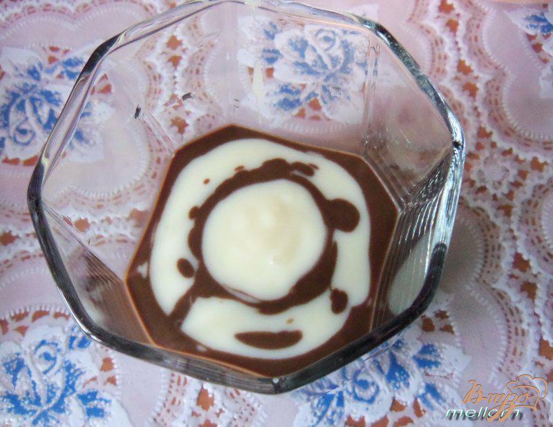 Фото приготовление рецепта: Йогуртовый десерт «Зебра» шаг №5