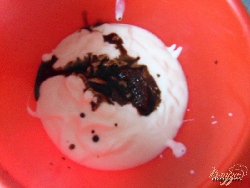 Фото приготовление рецепта: Йогуртовый десерт «Зебра» шаг №2