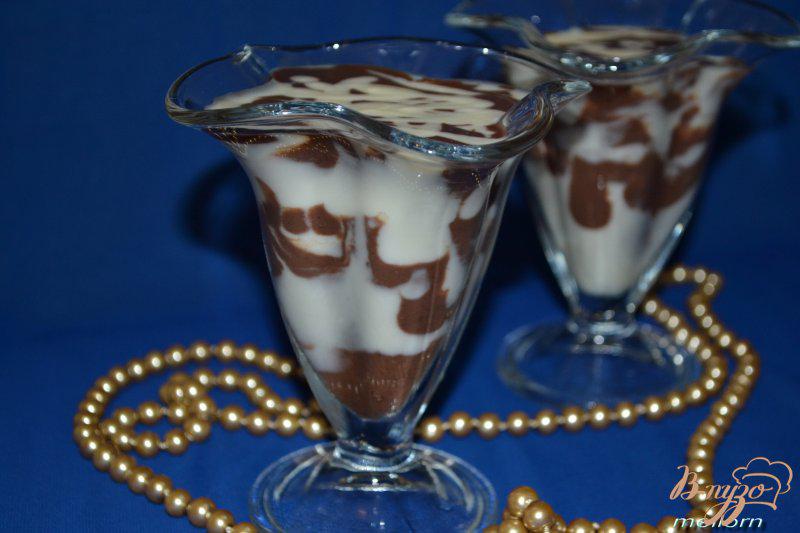 Фото приготовление рецепта: Йогуртовый десерт «Зебра» шаг №6