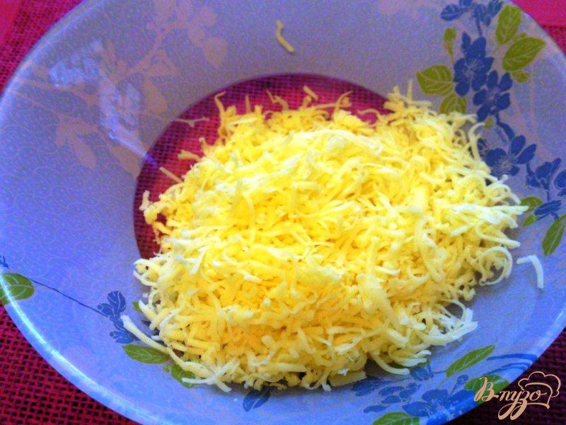 Фото приготовление рецепта: Салат из сыра и яйца шаг №1