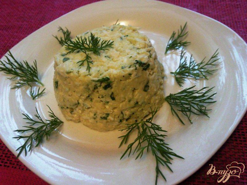 Фото приготовление рецепта: Салат из сыра и яйца шаг №4