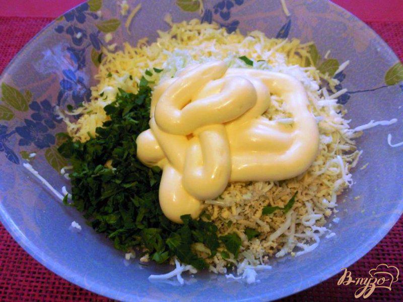 Фото приготовление рецепта: Салат из сыра и яйца шаг №3