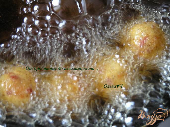 Фото приготовление рецепта: Шарики из креветок в кокосовом соусе с карри шаг №8