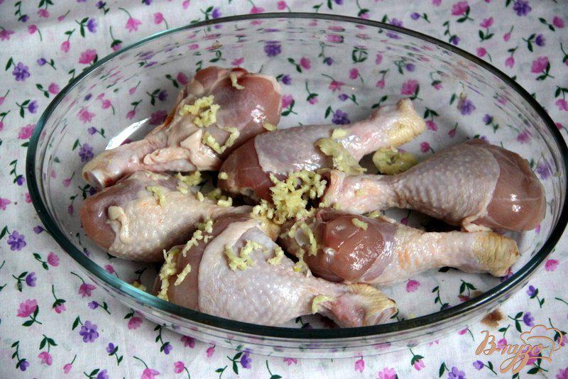 Фото приготовление рецепта: Куриные голени в карамельно-чесночном соусе шаг №3