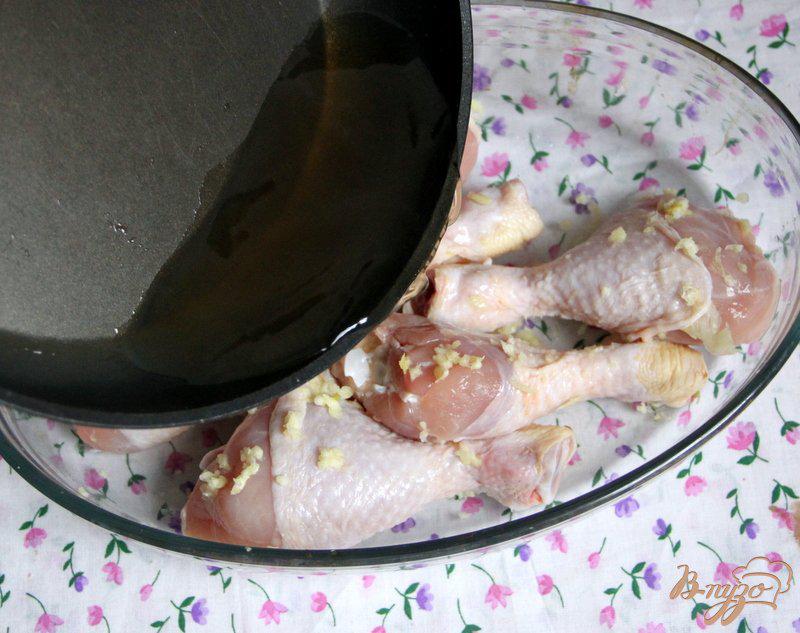 Фото приготовление рецепта: Куриные голени в карамельно-чесночном соусе шаг №4