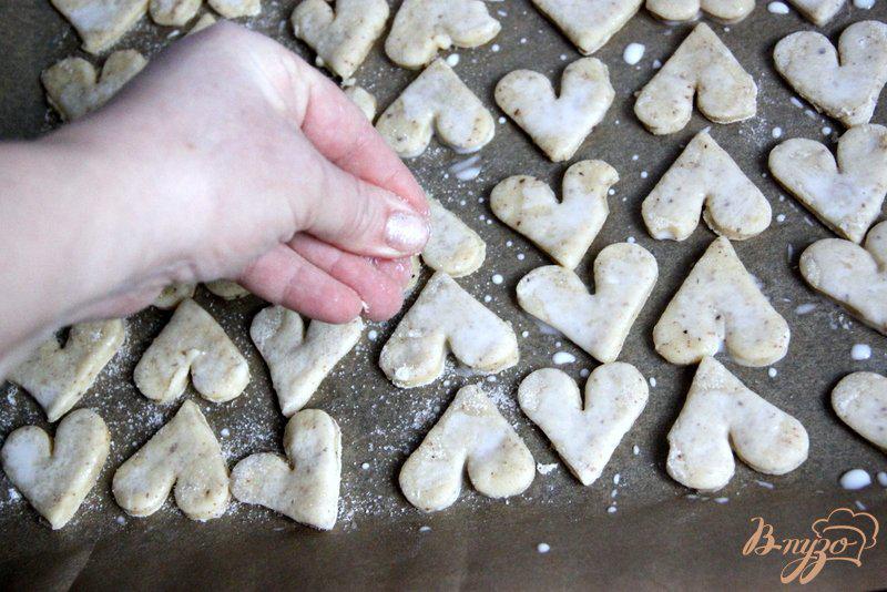 Фото приготовление рецепта: Печенье-крекеры на сыворотке шаг №8
