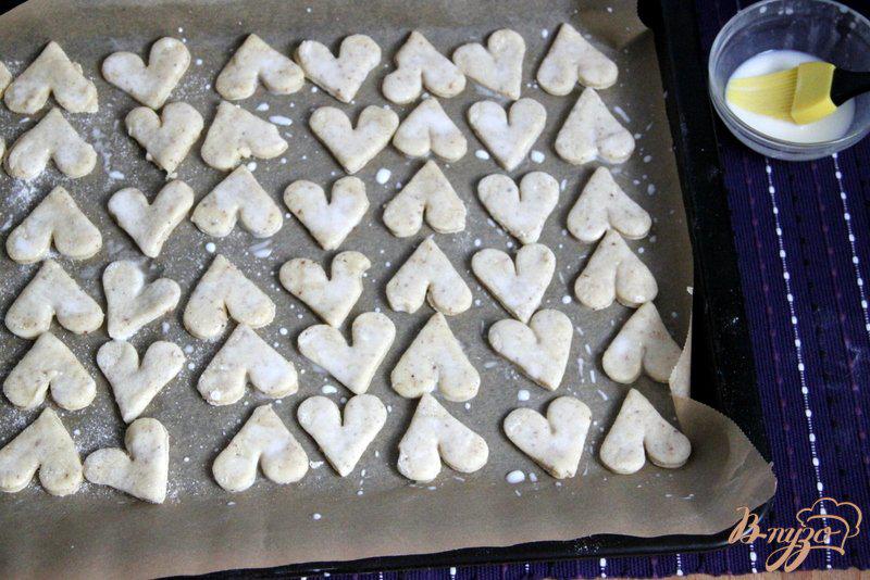 Фото приготовление рецепта: Печенье-крекеры на сыворотке шаг №7