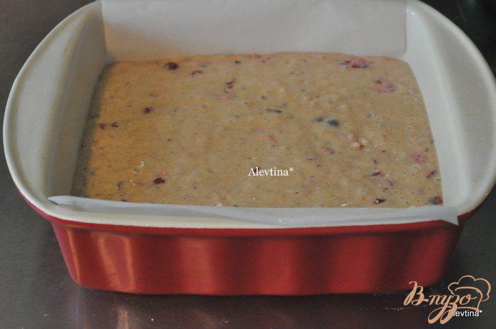 Фото приготовление рецепта: Клюквенный кекс с глазурью шаг №5