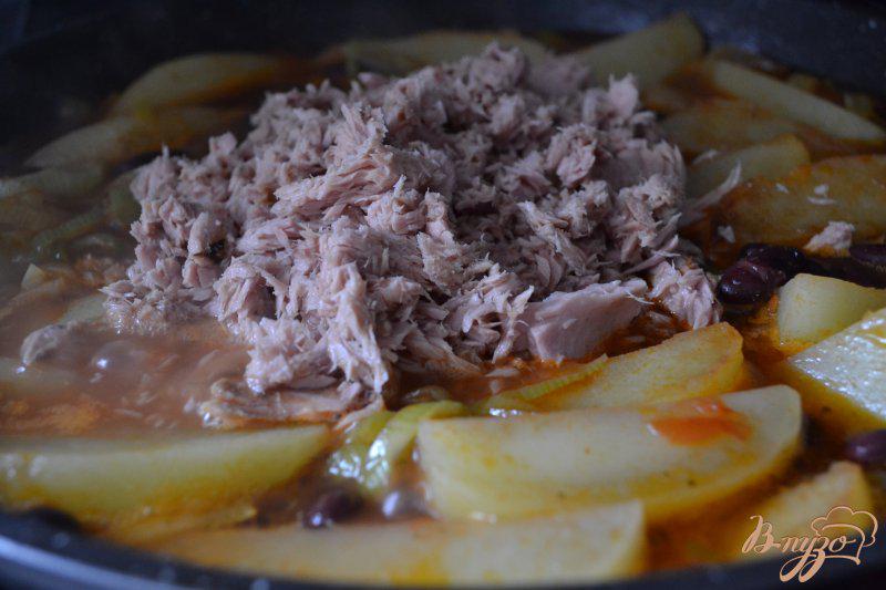 Фото приготовление рецепта: Картофельные дольки с тунцом шаг №4