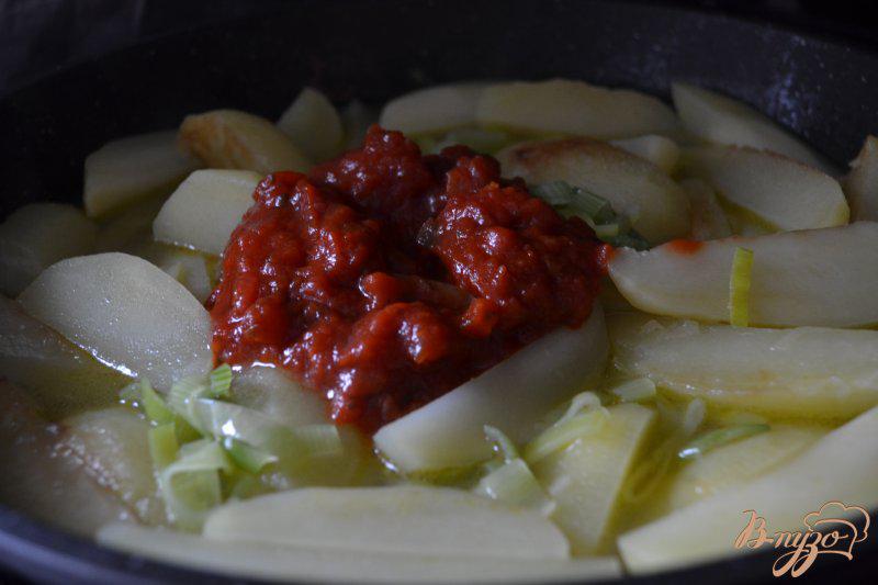 Фото приготовление рецепта: Картофельные дольки с тунцом шаг №2
