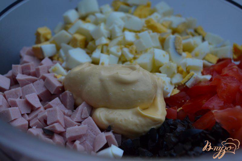 Фото приготовление рецепта: Яичный салат с маслинами и молочной колбасой шаг №4