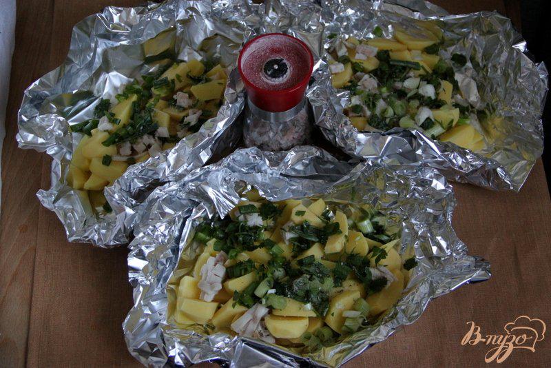 Фото приготовление рецепта: Картофель с салом и зеленью шаг №3