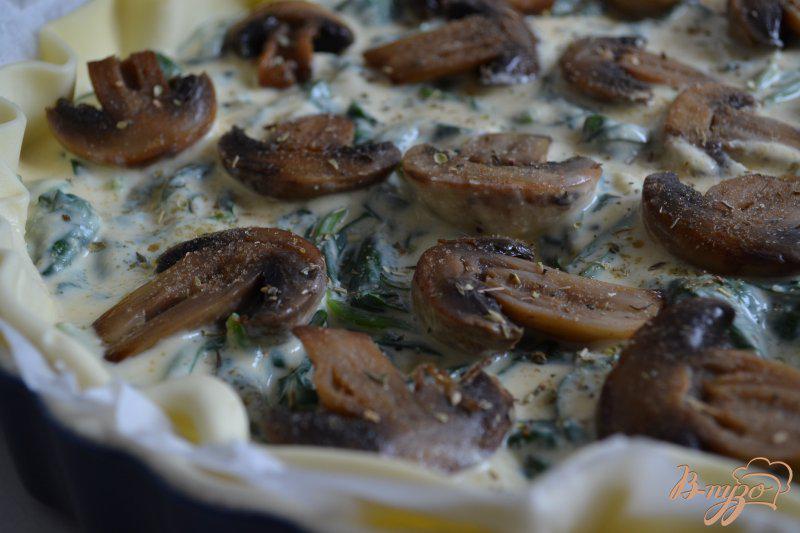 Фото приготовление рецепта: Пирог со шпинатом, рикоттой и грибами шаг №6