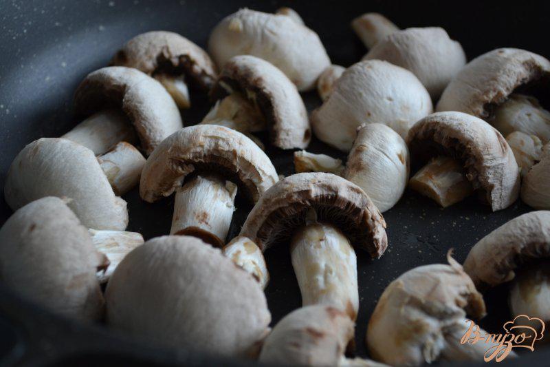 Фото приготовление рецепта: Пирог со шпинатом, рикоттой и грибами шаг №2