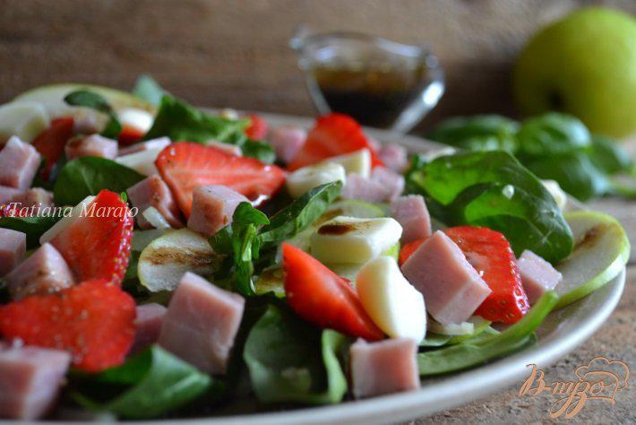 Фото приготовление рецепта: Шпинатный салат с ветчиной , яблоком и клубникой шаг №6