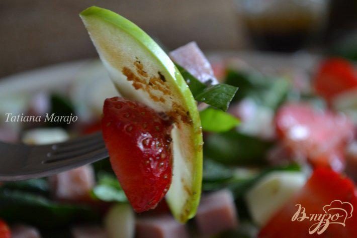 Фото приготовление рецепта: Шпинатный салат с ветчиной , яблоком и клубникой шаг №7