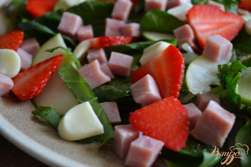 Фото приготовление рецепта: Шпинатный салат с ветчиной , яблоком и клубникой шаг №4