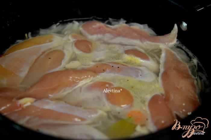 Фото приготовление рецепта: Куриные грудки в ягодно-винном соусе шаг №2