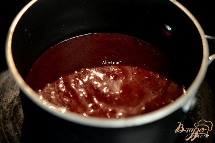 Фото приготовление рецепта: Куриные грудки в ягодно-винном соусе шаг №4