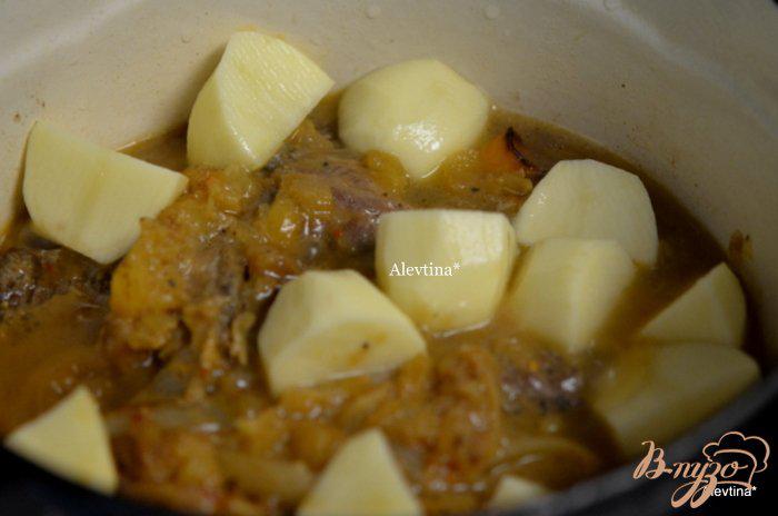 Фото приготовление рецепта: Говядина тушеная с ананасами шаг №4