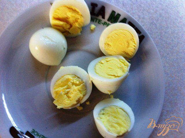 Фото приготовление рецепта: Канапе с икрой и перепелиными яйцами шаг №4