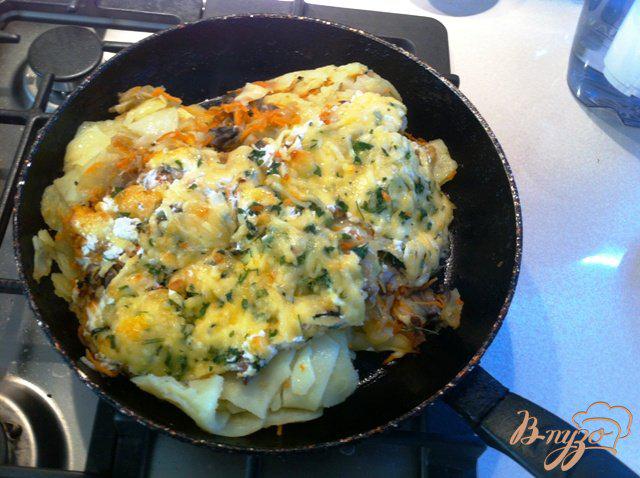 Фото приготовление рецепта: Картофельная запеканка с грибами шаг №8