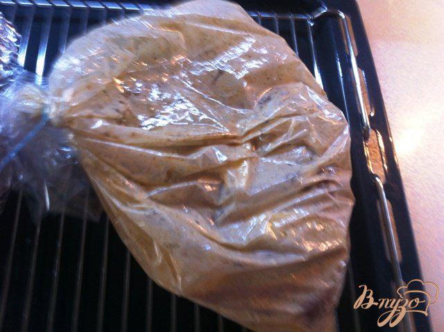 Фото приготовление рецепта: Куриные бедрышки с картофелем, запеченные в пакете шаг №8
