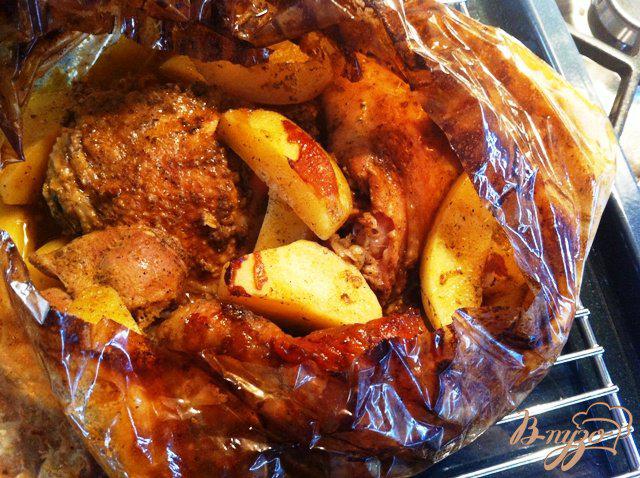 Фото приготовление рецепта: Куриные бедрышки с картофелем, запеченные в пакете шаг №10