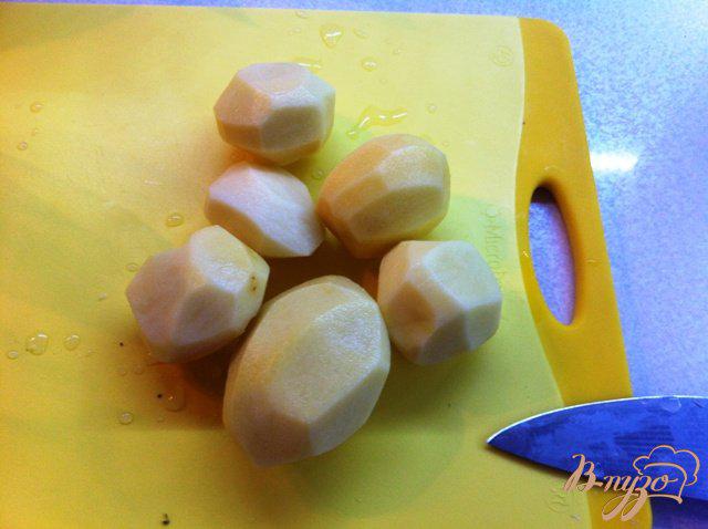 Фото приготовление рецепта: Куриные бедрышки с картофелем, запеченные в пакете шаг №5