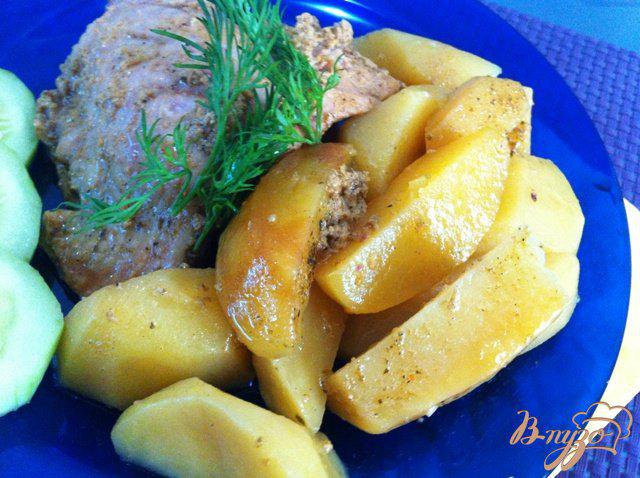 Фото приготовление рецепта: Куриные бедрышки с картофелем, запеченные в пакете шаг №11