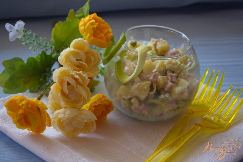 Фото приготовление рецепта: Салат с ветчиной и луком пореем шаг №6