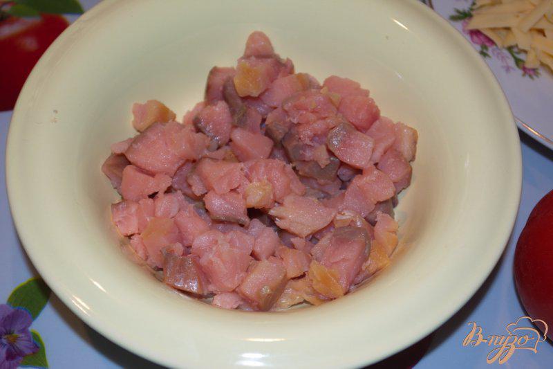 Фото приготовление рецепта: Рыбный салат с горбушей шаг №1