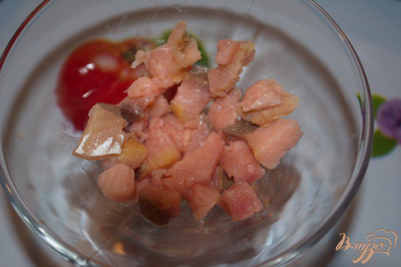 Фото приготовление рецепта: Рыбный салат с горбушей шаг №3