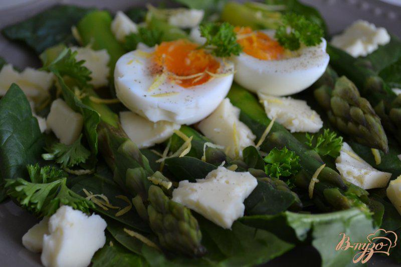 Фото приготовление рецепта: Салат со шпинатом , зеленой спаржей и яйцом шаг №3